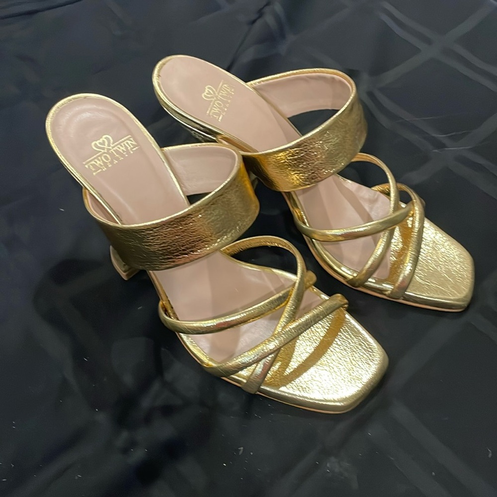 Two Twin Hearts metallic gold heels